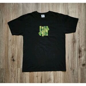 Undefeated 5 Strike Green Camo Logo T-shirt Mens Size Large Black Short Sleeve